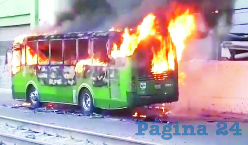 En respuesta a la captura, otra célula del CJNG incendió dos unidades del transporte público y un automotor; en uno de los camiones, dos mujeres y un menor de tres años resultaron con quemaduras de gravedad/Fotos: Especial