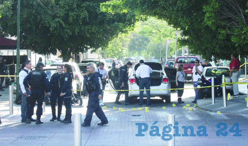 El infierno vivido ayer se desató en la “muy segura” zona rosa de Guadalajara, en Chapultepec y avenida Vallarta, donde Luis Carlos Nájera, ex fiscal y hoy secretario del Trabajo del gobierno de Aristóteles Sandoval, fue atacado por sicarios del Cártel Jalisco; el funcionario libró el atentado, pero tres escoltas y cuatro civiles quedaron heridos/Fotos: Especial 