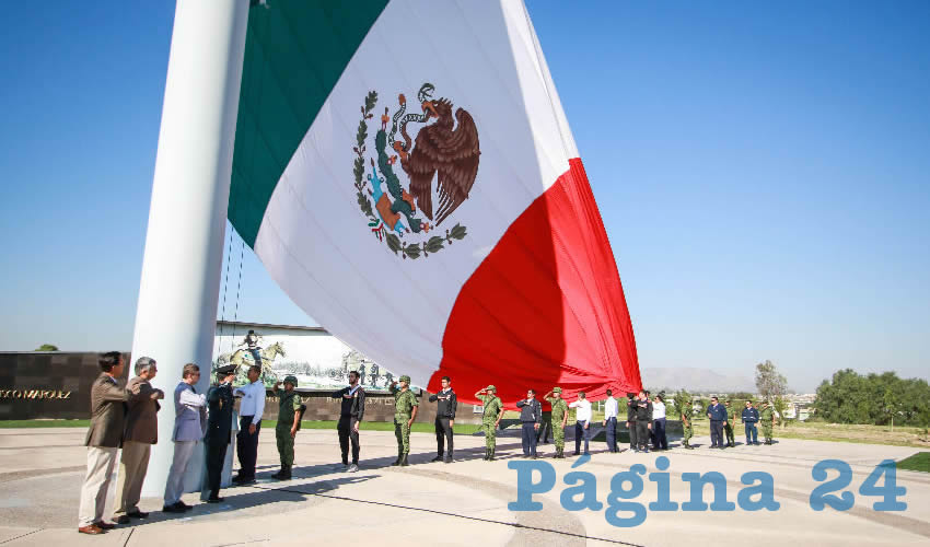El rector Francisco Javier Avelar González encabezó la ceremonia cívica de Honores a la Bandera