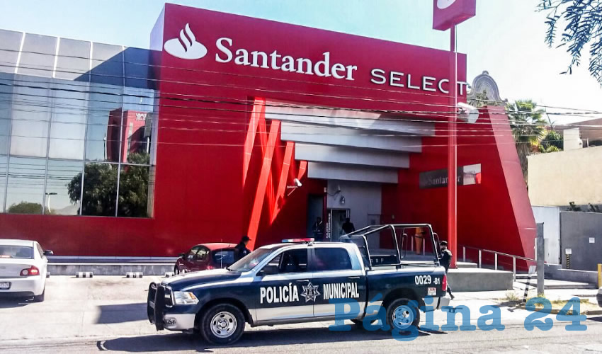 Las unidades de la policía preventiva patrullan el exterior de bancos y cajeros automáticos, para evitar que las personas sean víctimas de presuntos timadores