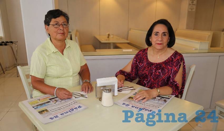 Georgina M&aacute;rquez Mac&iacute;as, l&iacute;der de jubilados de la Secretar&iacute;a de Salud del Estado; y Mar&iacute;a Graciela Badillo Gonz&aacute;lez, esposa del secretario de Salud del Estado, Sergio Vel&aacute;zquez; desayunaron en el restaurante Del Centro
