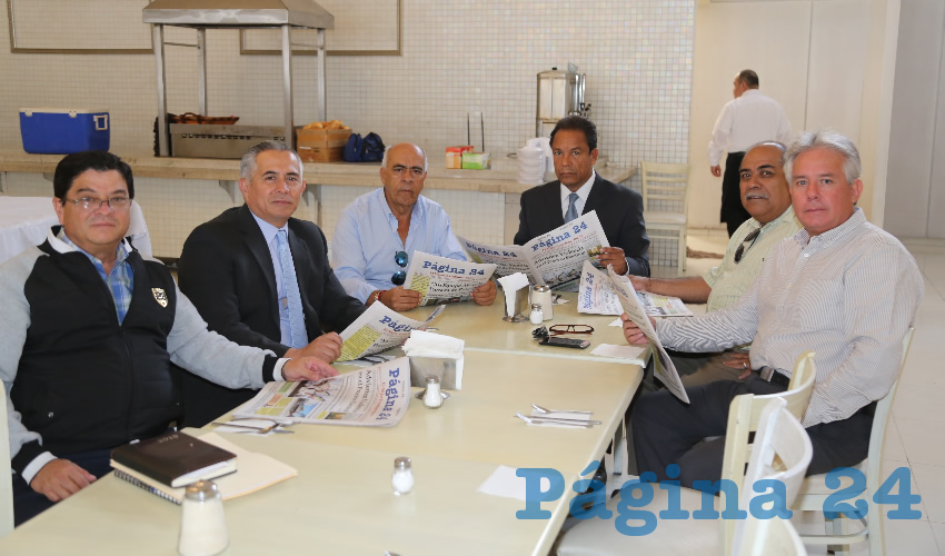 En el restaurante Del Centro almorzaron Jes&uacute;s Quiroz Mercado, Uriel Gerardo G&oacute;mez Trousselle, V&iacute;ctor Manuel Padilla D&iacute;az, Mario Alberto Saucedo L&oacute;pez, Gabriel D&iacute;az Ch&aacute;vez y Ra&uacute;l Medrano L&oacute;pez, en reuni&oacute;n de egresados de la Facultad de Derecho de la Universidad de San Luis Potos&iacute;