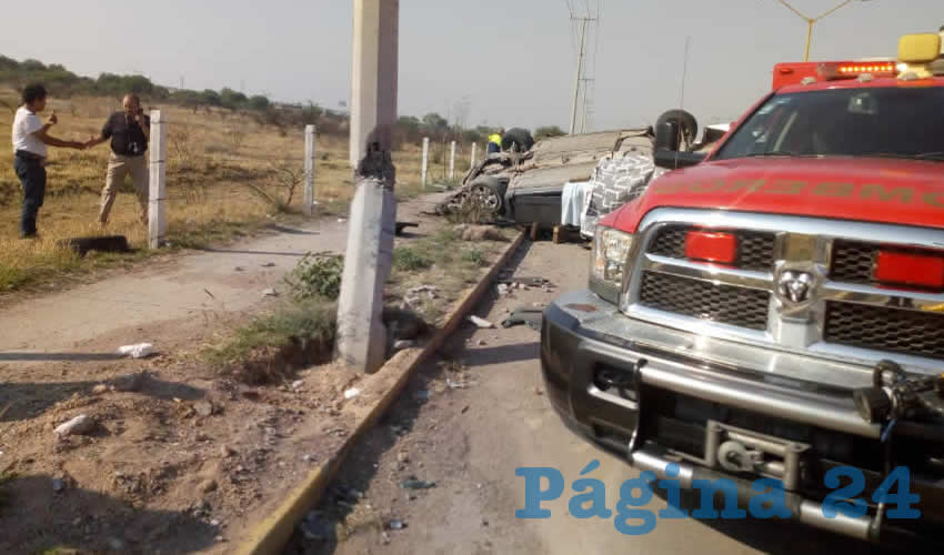 Contra este poste se estampó el veloz y desenfrenado automóvil de los hoy occisos