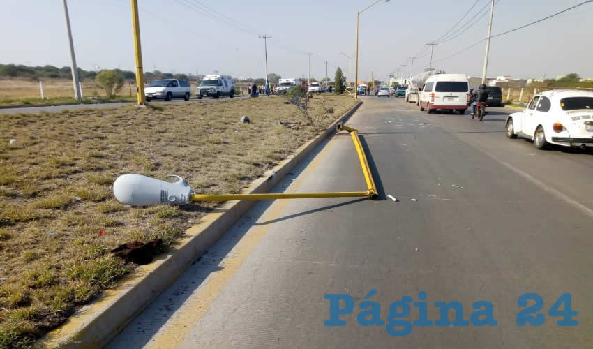 Uno de los dos postes de alumbrado público que chocó y derribó el Accord