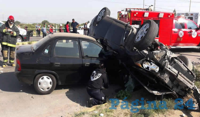 Tras estamparse contra tres postes y un árbol y volcarse, el auto de las víctimas fue colisionado por otro vehículo