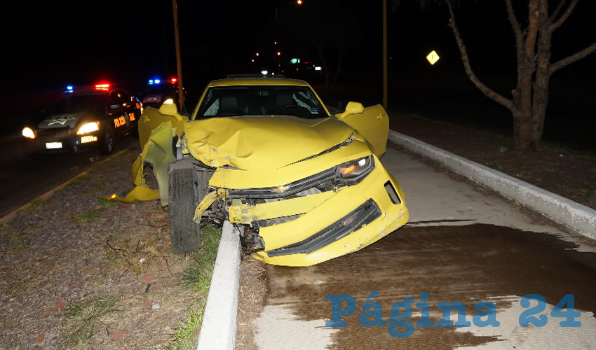 El Chevrolet Camaro colisionó contra dos árboles, sobre avenida Siglo XXI