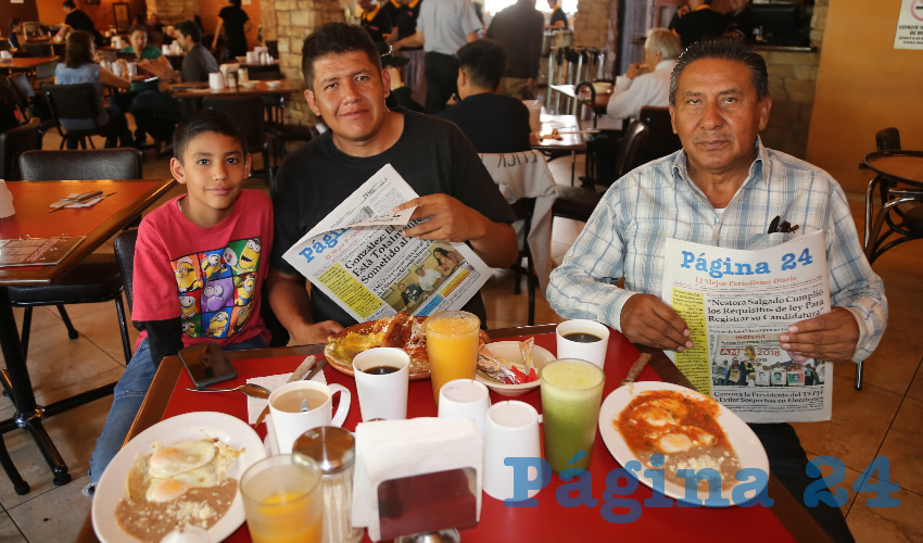 Luis Abraham Mart&iacute;nez Camacho, Ricardo Mart&iacute;nez Zazueta y Porfirio Mart&iacute;nez &Aacute;vila compartieron el pan y la sal en el restaurante Las Antorchas