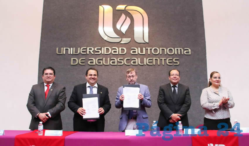 Los rectores de las universidades aut&oacute;nomas de Aguascalientes y Zacatecas, Francisco Javier Avelar Gonz&aacute;lez y Antonio Guzm&aacute;n Fern&aacute;ndez, respectivamente, realizaron la firma del convenio