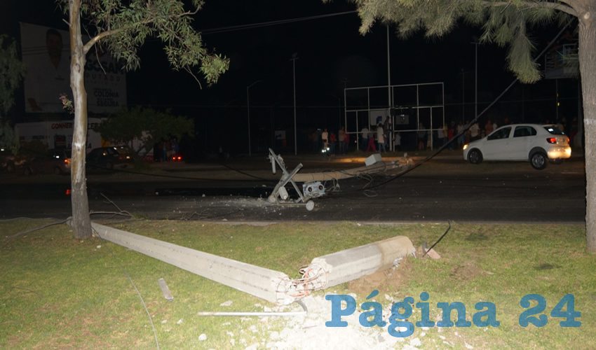 Los dos postes de concreto, derribados por un ebrio trabajador del volante-