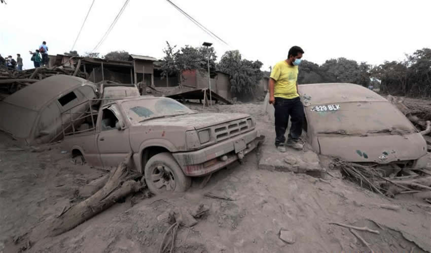Rescatistas laboran luego de la erupción del Volcán de Fuego (Foto: Xinhua)