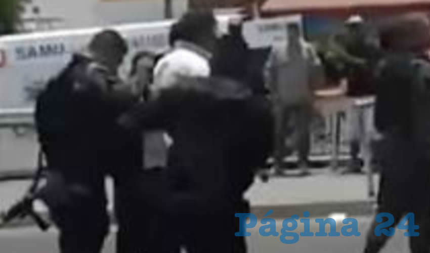 Henry Saldaña se identificó en varias ocasiones como periodista de Canal 44, pero los policías fueron oídos sordos: uno de ellos le arrebató el iPad pretendiendo borrar los videos que el reportero había grabado; al reclamar el hecho, alrededor de siete uniformados lo sometieron, lo golpearon, lo arrojaron al piso y lo patearon en repetidas ocasiones/Foto: Captura de YouTube