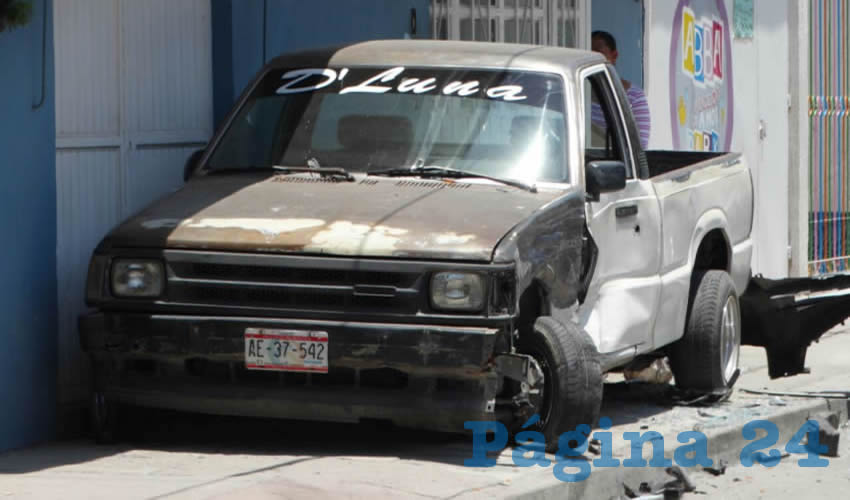 El automóvil Sentra de la fémina chocó contra esta camioneta Mazda