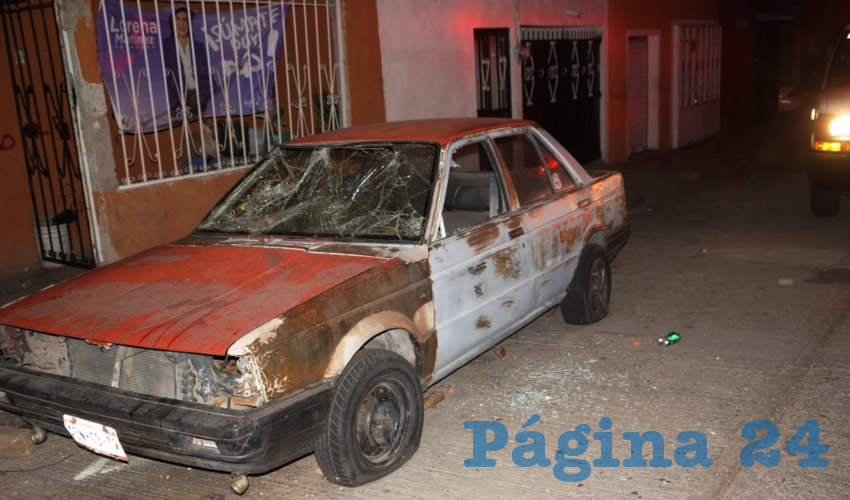 También resultó dañado este automóvil Nissan Tsuru