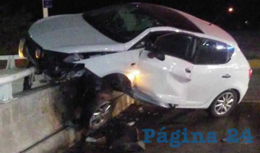 El automóvil Seat Ibiza quedó sobre el muro de protección del paso a desnivel de bulevar Adolfo Ruiz Cortines y avenida Aguascalientes Poniente