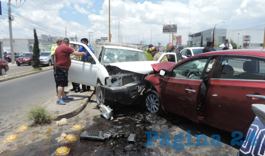 El Nissan Sentra de “La Chucha” invadió los carriles de contraflujo de avenida Aguascalientes norte y se estrelló contra una camioneta con una familia a bordo