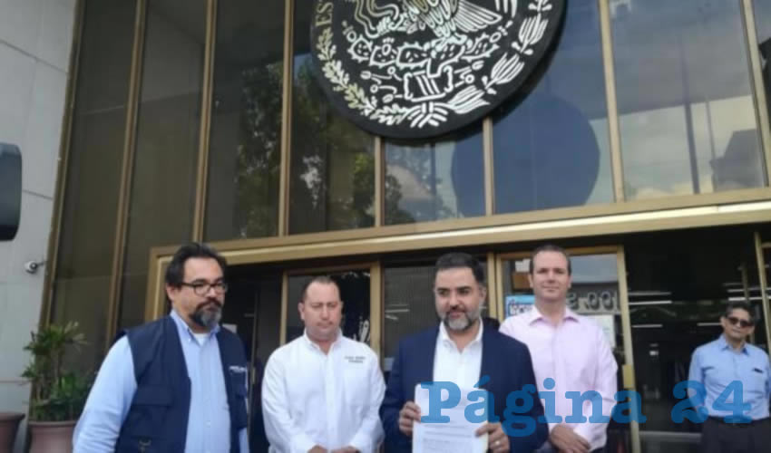 Luego de presentar la denuncia, Miguel Ángel Martínez, aspirante del PAN al gobierno de Jalisco, señaló que ésta es “por haber simulado la existencia de diferentes compañías para el final de cuentas constituirse en proveedor único del gobierno de Jalisco, en el ámbito de medicamentos”/Foto: Cortesía 
