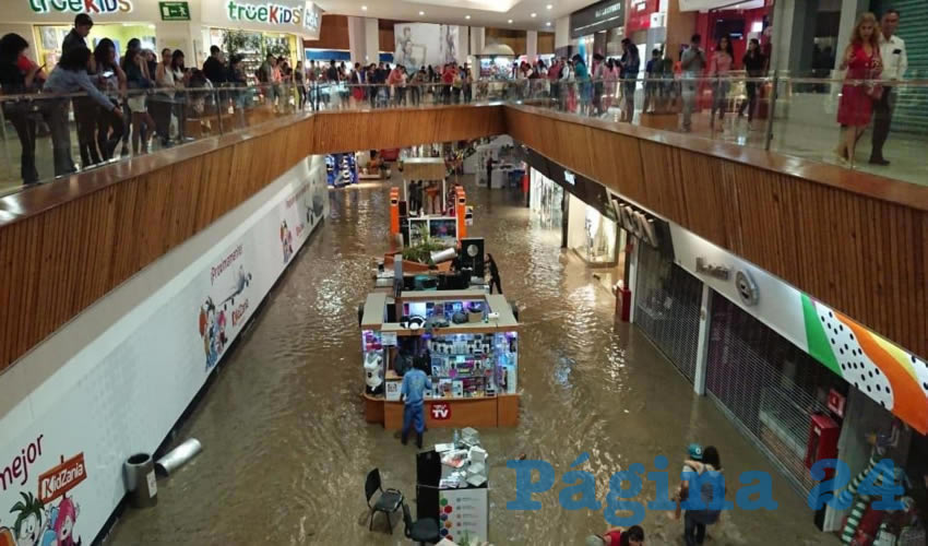 La lluvia anegó el primer nivel y el estacionamiento de Plaza Patria, al grado de que las pérdidas en los locales son cuantiosas, así como las de vehículos varados en el agua/Fotos: Especial