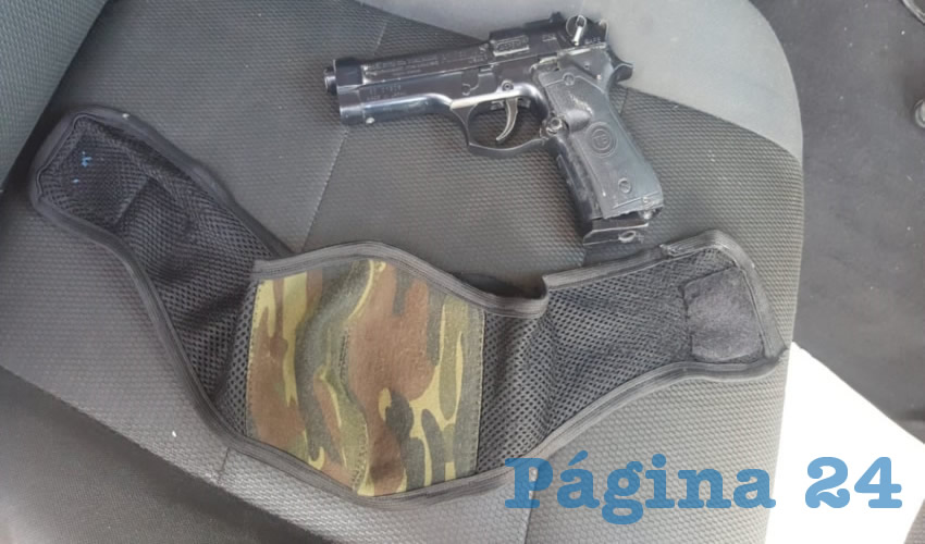 La pistola que llevaban cuatro sujetos, a bordo de un auto Volkswagen Jetta rojo