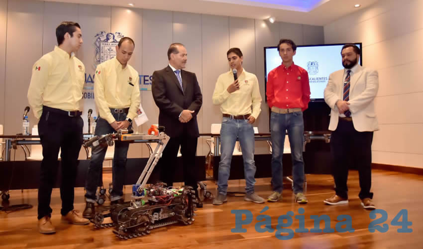 El gobernador del Estado, Martín Orozco Sandoval, abanderó a los estudiantes de la Universidad Panamericana, campus Bonaterra, que participarán en la competencia Robocup