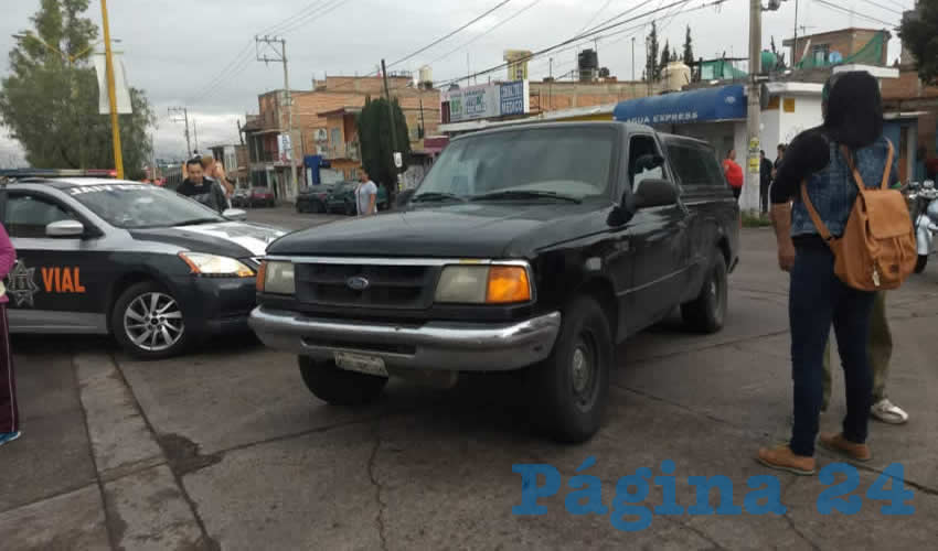 La pareja se estrelló contra esta camioneta Ford Ranger gris