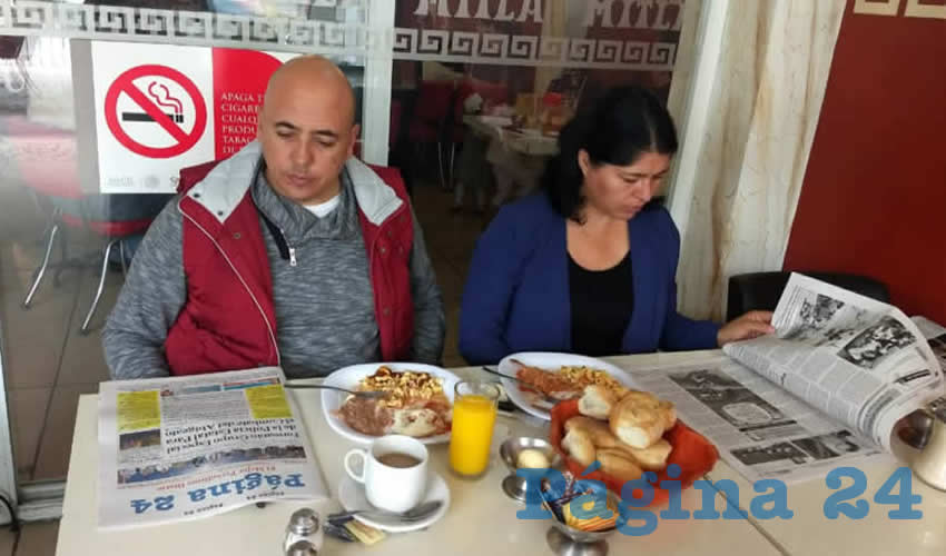En el restaurante Mitla desayunaron Alejandro González y Norma Rangel
