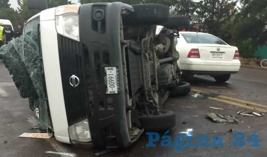 La “combi” de transporte quedó volcada sobre su costado derecho