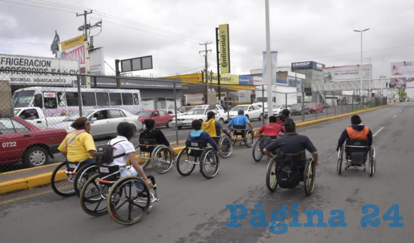 Capacitadores ense&ntilde;aron a los asistentes a subir y bajar escaleras con mayor facilidad, banquetas, rampas, a trasladarse sobre terrenos irregulares, etc.