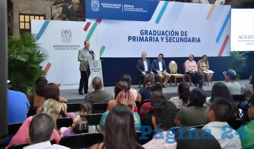 MOS entregó de manera simbólica tres constancias de alfabetización, tres certificados de primaria y cuatro de secundaria de un total de 471