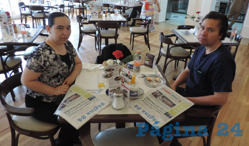 Mirthala Cázares González y Alejandro Cruz Arenas, visitantes de Monterrey, desayunaron en el restaurante de Sanborns