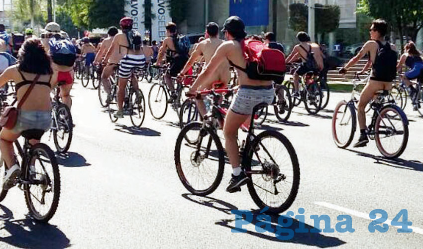 A yer, alrededor de 400 ciclistas pedalearon desnudos por la ciudad para exigir respeto a todos los usuarios de la calle, además de hacerse visibles a los automovilistas, pues falta conciencia vial. También pidieron a las autoridades ciclovías que conecten verdaderamente la ciudad/Fotos: Francisco Tapia