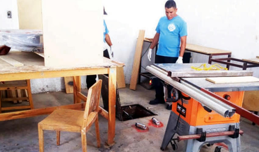 Vecinos entraron a un domicilio, que también es una carpintería, para ver que sucedía con la mujer que ahí vivía, a la cual tenían días sin ver; se llevaron tremenda sorpresa al encontrarla en el interior del aljibe, sin vida/Fotos: Especial