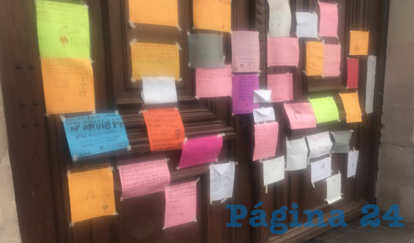 Hace casi un a&ntilde;o ya que los maestros se manifestaron pegando en la puerta principal de la sede del Poder Ejecutivo varios mensajes escritos por sus alumnos (Foto: Archivo/P&aacute;gina 24)