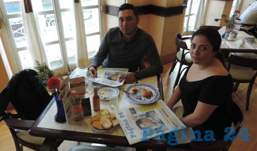 Asael Valenzuela Garza y Esperanza Horta Anaya, visitantes de León, Guanajuato, compartieron el pan y la sal en Sanborns