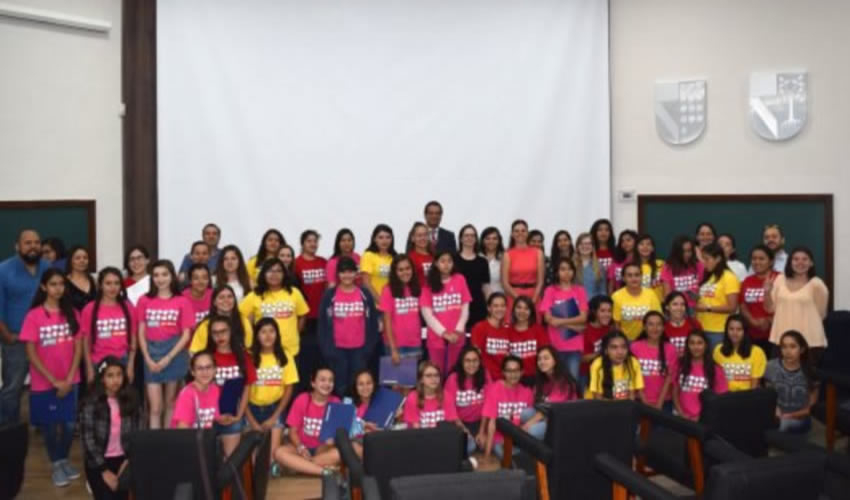 El programa fue impartido por 2 estudiantes de maestr&iacute;a del MIT, Heather Hausladen y Becky Bell, con apoyo de 2 profesoras de la Facultad de Ingenier&iacute;a, Karla Pedroza y Claudia S&aacute;nchez, y 2 estudiantes de Ingenier&iacute;a en Inteligencia Artificial, F&aacute;tima Ar&aacute;mbula y Mariana de la Vega.