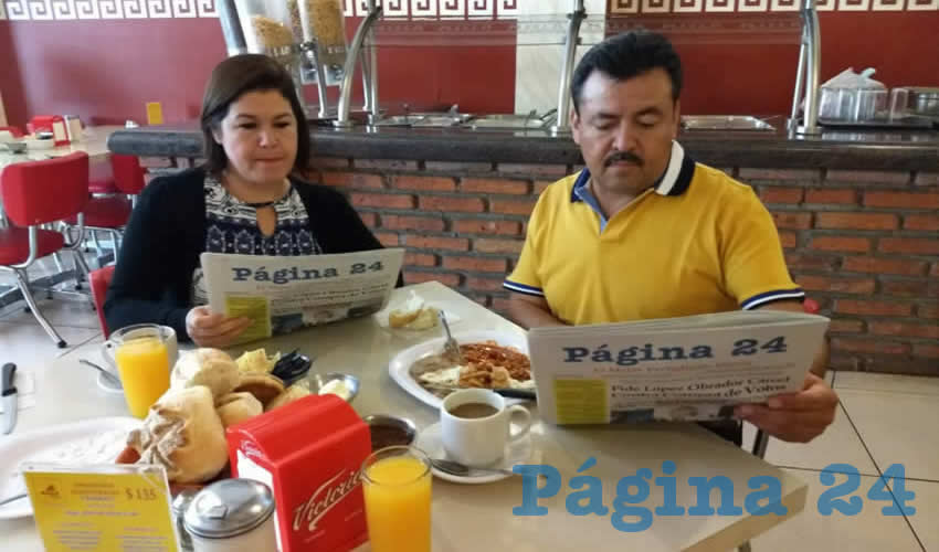 María de Jesús Gómez y Juan Carlos Pasillas disfrutaron su primer alimento del día en el restaurante Mitla