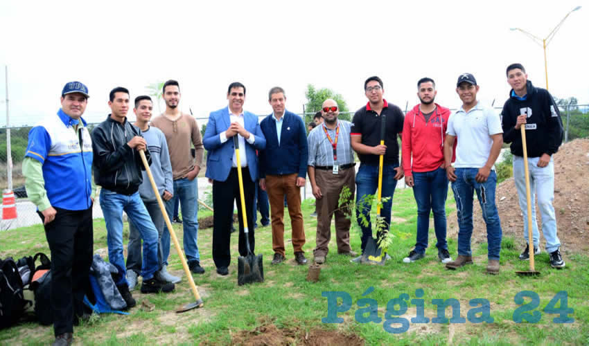 Estudiantes y docentes de las Ingenierías en Mecatrónica y Mecánica Automotriz, participaron en la plantación de 92 árboles