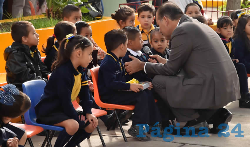 MOS recorrió las instalaciones del Jardín de Niños en el cual supervisó que los espacios donde los alumnos realizan sus estudios