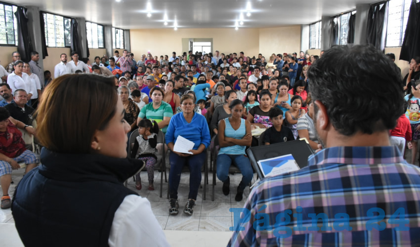 La alcaldesa de Aguascalientes, Tere Jiménez, encabezó un recorrido por la colonia Constitución, una de las zonas más afectadas por las intensas lluvias