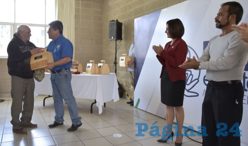 Con el apoyo del Club Rotario de Aguascalientes, el DIF Estatal entreg&oacute; de manera simb&oacute;lica cinco cajones para bolear zapatos