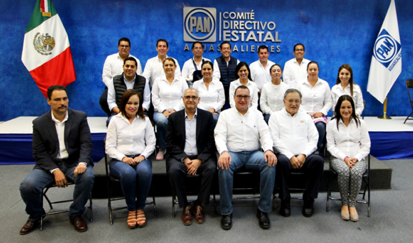 Candidatos del PAN con representante del Frente Nacional “por la Familia”
