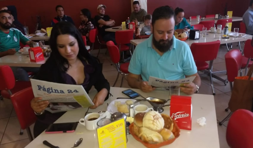 En el restaurante Mitla disfrutaron su primer alimento del día Iliana Rodríguez y Pedro Javier Castañeda