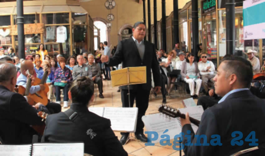 Las canciones interpretadas por “La Típica” fueron: Viva Morelos, Las pitayas, Lindas mexicanas, Fado blanquita, Organillero, 11 81, Cuerdas de mi guitarra, Ramona, Viuda Negra, Teatro principal, Rosa, Siboney, Nereidas, y culminaron su presentación con la Marcha de Zacatecas (Foto Rocío Castro Alvarado)