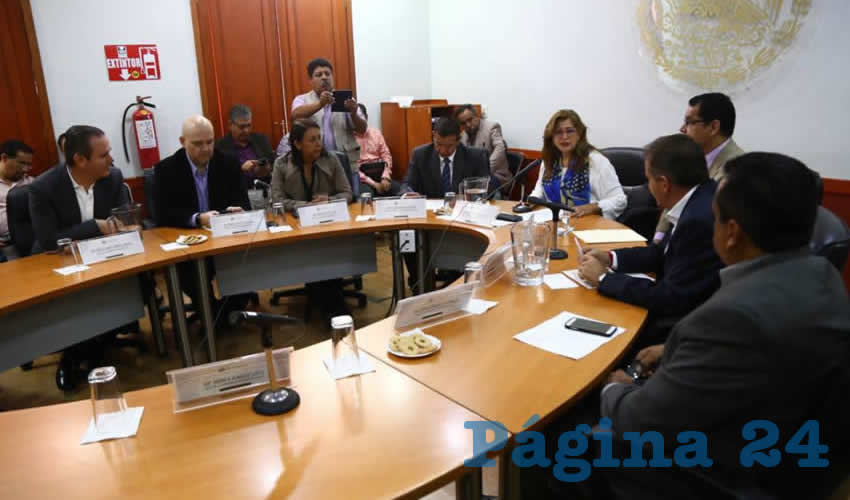 En la Comisión de Justicia del Congreso se dijo que no hay sustento para entablar jucio político contra María Elena Limón, alcaldesa con licencia de Tlaquepaque; la queja del denunciante no aplica porque –expusieron– la presidente municipal se sujetó a la normatividad para elegir a un funcionario del registro civil/Fotos: Elizabeth Ríos Chavarría y Archivo Página 24 
