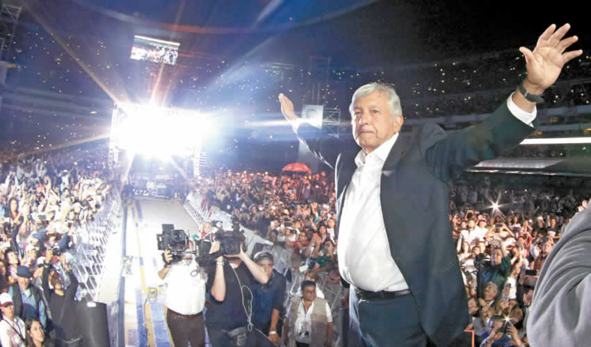 Ciudad de M&eacute;xico.- Andr&eacute;s Manuel L&oacute;pez Obrador, candidato a la presidencia de la rep&uacute;blica por la coalici&oacute;n Juntos Haremos Historia, sostuvo su cierre de campa&ntilde;a nacional en el estadio Azteca ante miles de simpatizantes a su movimiento y de cara a las elecciones presidenciales (Fotos: Misael Valtierra / Cuartoscuro.com)