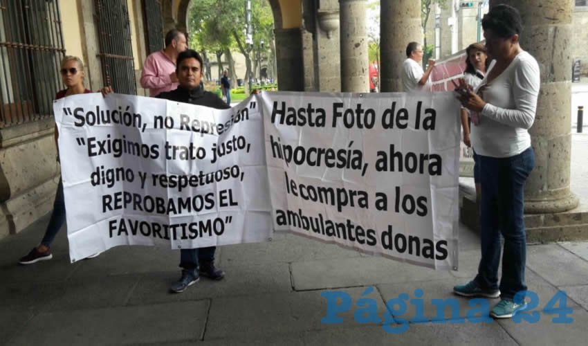 Decenas de personas llevaron sus pancartas criticando la hipócrita forma en que se maneja el alcalde tapatío con licencia, quien en campaña se toma fotos con los ambulantes, pero cuando gobernó Guadalajara les lanzó la fuerza pública: “Piensen bien, pueden ser seis años de lo mismo o peor”/Fotos: Francisco Tapia