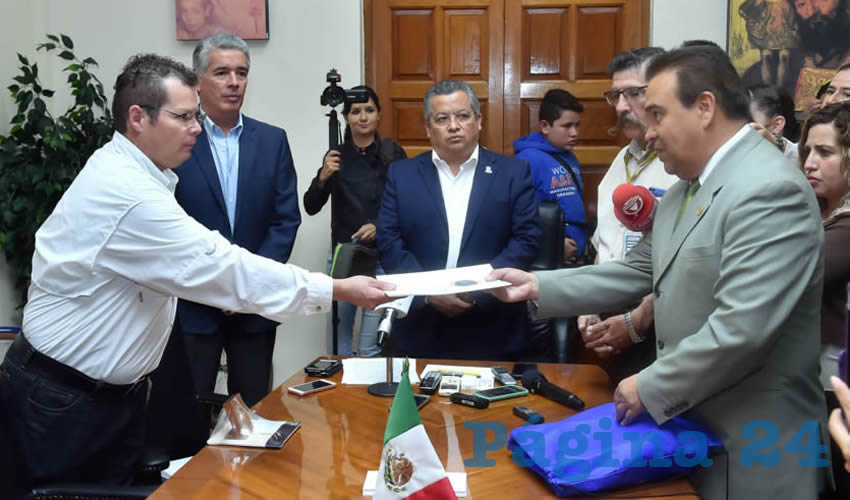 Con la representaci&oacute;n del gobernador del Estado, el secretario general de Gobierno entreg&oacute; un reconocimiento a Sinu&eacute; S&aacute;nchez Mu&ntilde;oz