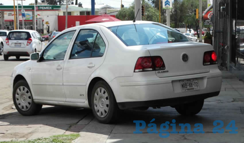 La afectada fue seguida por los hampones cuando sali&oacute; del banco y a bordo de este auto Golf, se dirigi&oacute; a la carnicer&iacute;a, en donde fue asaltada
