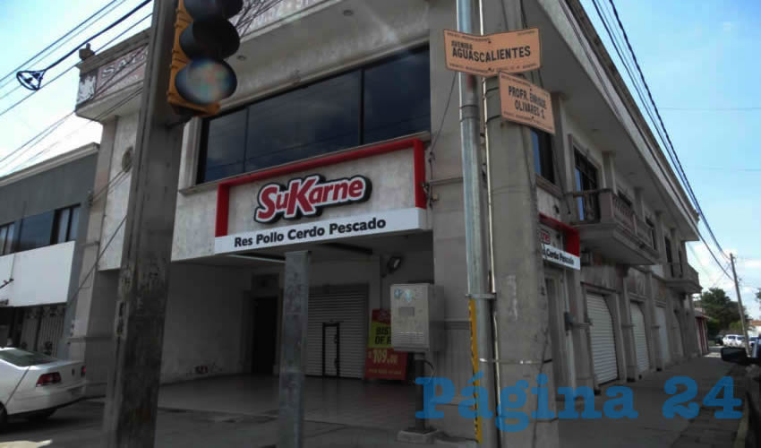 El establecimiento Sukarne, en donde la cuentahabiente fue asaltada y, acto seguido, los delincuentes vaciaron la caja registradora