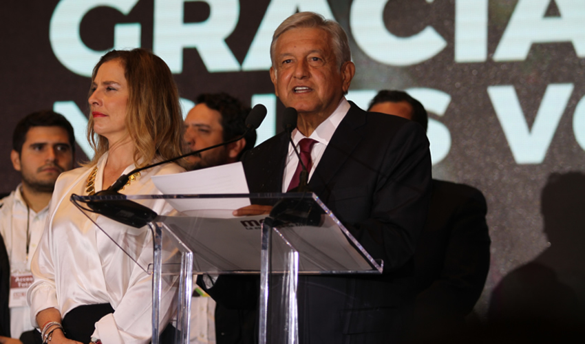Ciudad de M&eacute;xico.- Andr&eacute;s Manuel L&oacute;pez Obrador celebr&oacute; su triunfo ante en el Z&oacute;calo (Foto: Cortes&iacute;a)