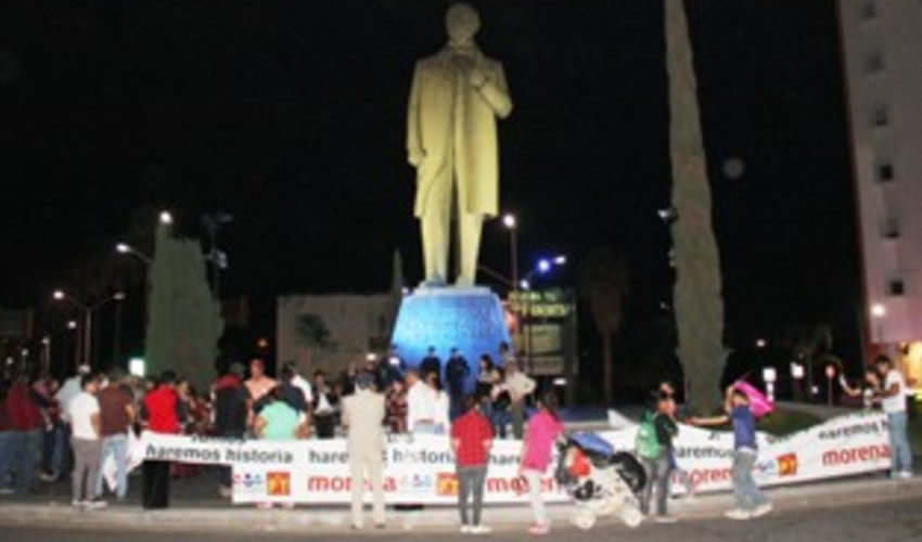 Poco más de un centenar de “Morenos” salieron a festejar el triunfo de Andrés Manuel López Obrador y se plantaron en a Glorieta de Benito Juárez donde lanzaron consignas a favor del tabasqueño, el próximo Presidente de México: “¡Ya llegó, ya está aquí, el que le partió su madre al PRI!” (Foto: Juan Fernando Reyes Ortega)